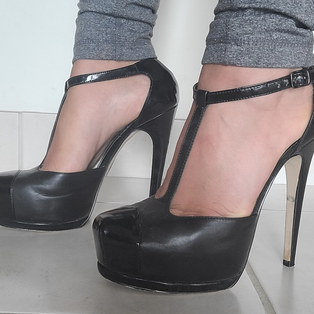 Truth or Dare by Madonna platform strap black heels sz 8